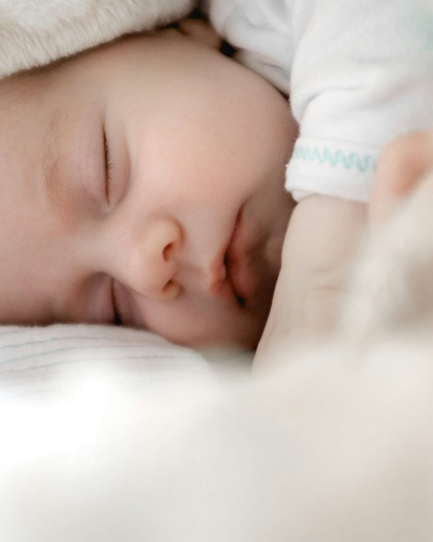 Спящий новорождённый малыш крупным планом — нежная newborn-съёмка Милы Орловой